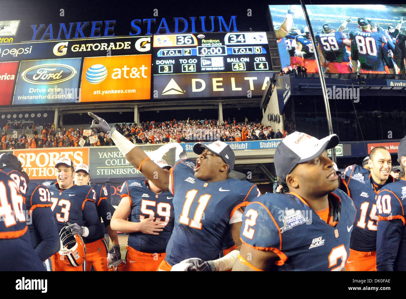 31/12/2010 - Bronx, New York, États-Unis d'Amérique - le secondeur Marquis Spruill Orange de Syracuse (11) crie tout en célébrant la victoire d'Orange plus de Kansas State. Syracuse défait Kansas State 36-34 pour gagner la première nouvelle ère Pinstripe Bowl au Yankee Stadium de New York, NY (Image Crédit : © Michael Johnson/ZUMAPRESS.com) Southcreek/mondial Banque D'Images