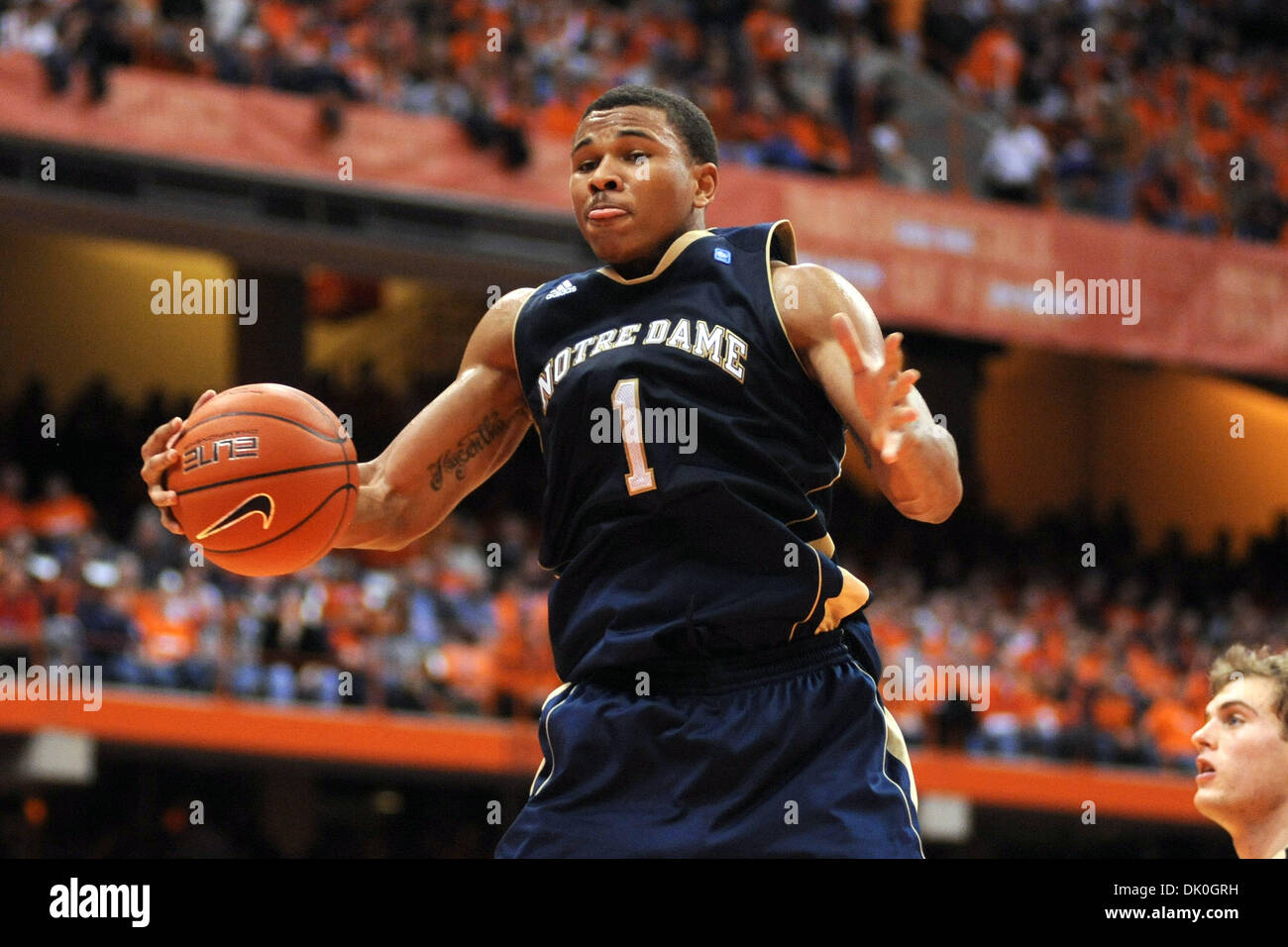 1 janvier 2011 - Syracuse, New York, United States of America - Notre Dame Fighting Irish de l'avant Tyrone Nash (1) parcours dans le rebond dans la deuxième moitié contre Syracuse. Syracuse défait Notre Dame 70-58 devant 23 058 au Carrier Dome à Syracuse, New York. (crédit Image : © Michael Johnson/ZUMAPRESS.com) Southcreek/mondial Banque D'Images