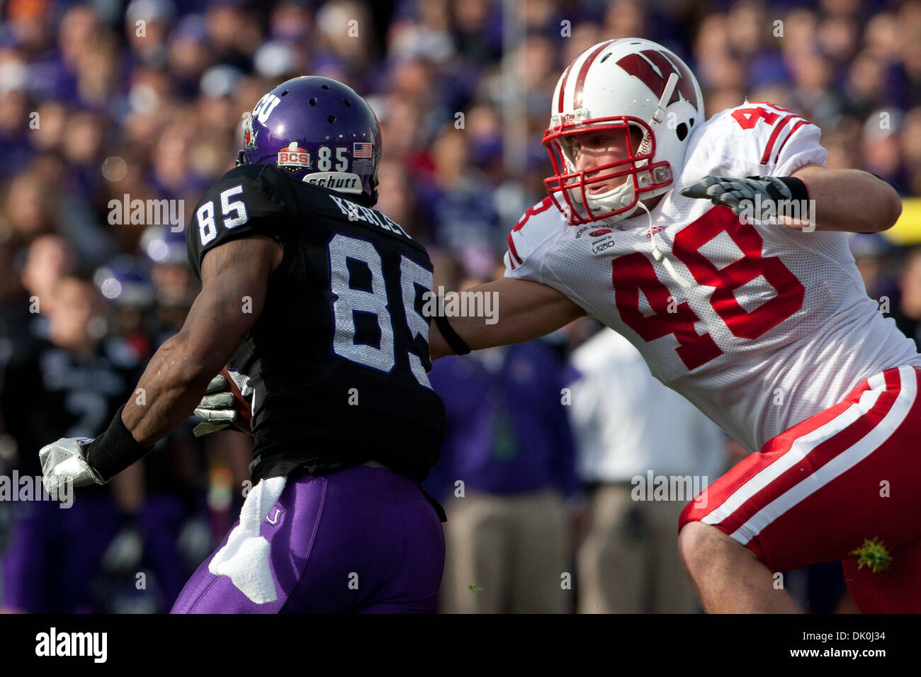 1 janvier 2011 - Pasedena, Californie, États-Unis - Wisconsin Badgers tight end Jacob Pedersen # 48 (R) tente de faire tomber les grenouilles Cornu TCU receveur Jeremy Kerley # 85 (L) au cours de la 2011 Rose Bowl de TCU Horned Frogs vs Wisconsin Badgers au Rose Bowl en Pasedena, en Californie. TCU a ensuite battu le Wisconsin avec un score final de 21-19. (Crédit Image : © Brandon Parry/Southcreek Banque D'Images