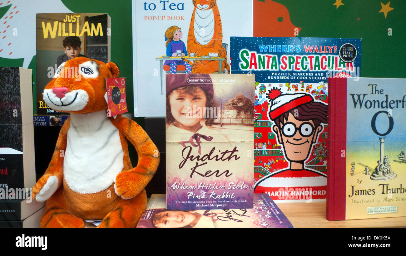 Judith Kerr livres pour enfants s'affichent dans la fenêtre de Waterstones Book Store & lorsque Hitler a volé lapin rose livre Londres WC1 England UK KATHY DEWITT Banque D'Images