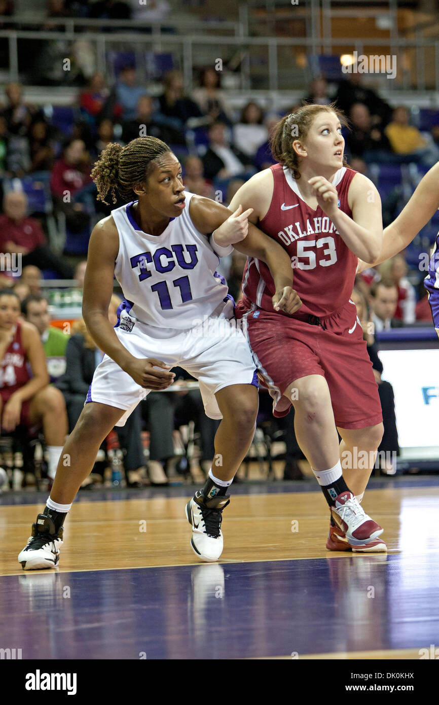 2 janvier 2011 - Fort Worth, Texas, US - TCU Horned Frogs Avant Starr Crawford # 11 et de l'Oklahoma Sooners de l'avant Joanna McFarland # 53 dans la nuit de dimanche d'action de basket-ball. # 14 bouleverse la TCU Texas 76-69 à Daniel-Meyer Coliseum. (Crédit Image : © Andrew Dieb/global/ZUMAPRESS.com) Southcreek Banque D'Images