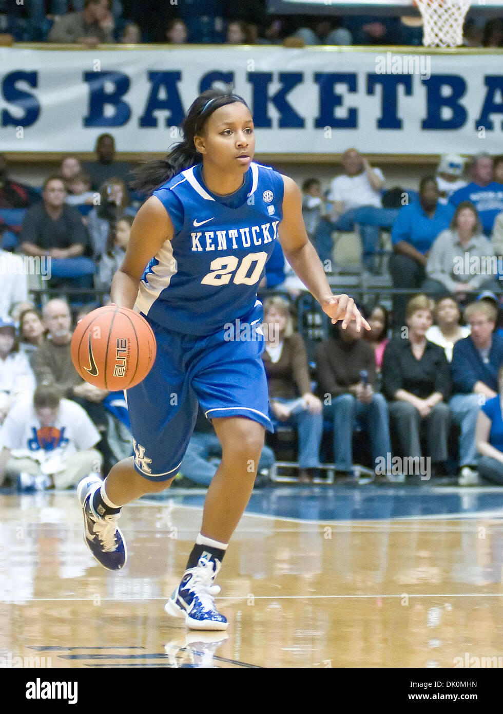 Le 4 janvier 2011 - Durham, Caroline du Nord, États-Unis - Kentucky Maegan Conwright guard (20) apporte balle cour. Battements Duke Kentucky 54-48 à Cameron Indoor Stadium (crédit Image : © Mark Abbott Global/ZUMAPRESS.com)/Southcreek Banque D'Images