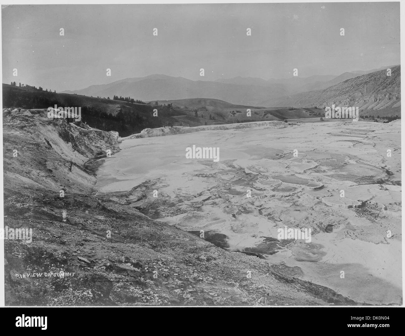 Une grande source au sommet d'une montagne alimente les piscines de baignade en eau dans le parc national de Yellowstone, soutenant l'écosystème géothermique et fournissant des sources chaudes naturelles. Banque D'Images