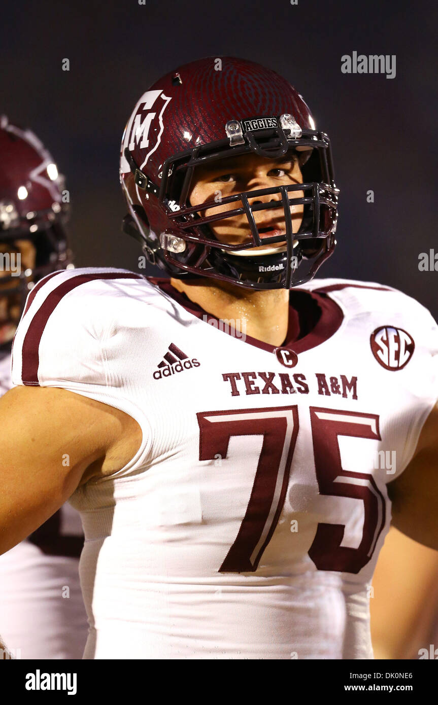 Columbia, Missouri, États-Unis. 30Th Nov, 2013. 30 novembre 2013 Columbia, MO : Texas A&M Aggies juge de ligne offensive Jake Matthews (75) au cours de la NCAA football match entre le Missouri Tigers et la Texas A&M Aggies à Faurot Field à Columbia, Missouri. Le Missouri a défait l'Université Texas A&M 28-21. Billy Hurst/CSM/Alamy Live News Banque D'Images