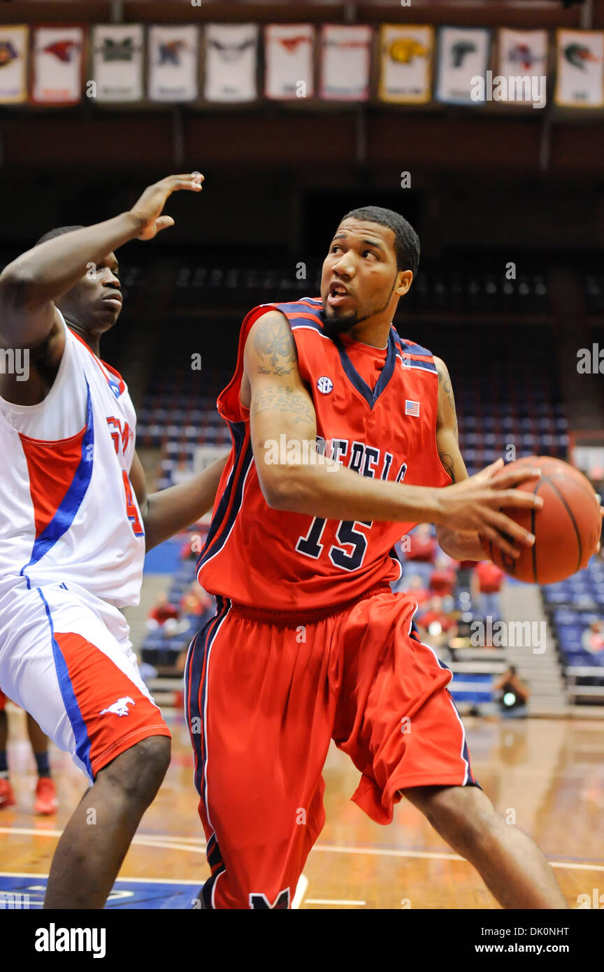 5 janvier 2011 - Dallas, Texas, États-Unis - les rebelles du Mississippi de l'avant court Steadman (15) disques durs au panier comme les rebelles Ole Miss laisse la SMU Mustangs 32-30 à la moitié au Moody Coliseum à Dallas, au Texas. (Crédit Image : © Steven Leija/global/ZUMAPRESS.com) Southcreek Banque D'Images