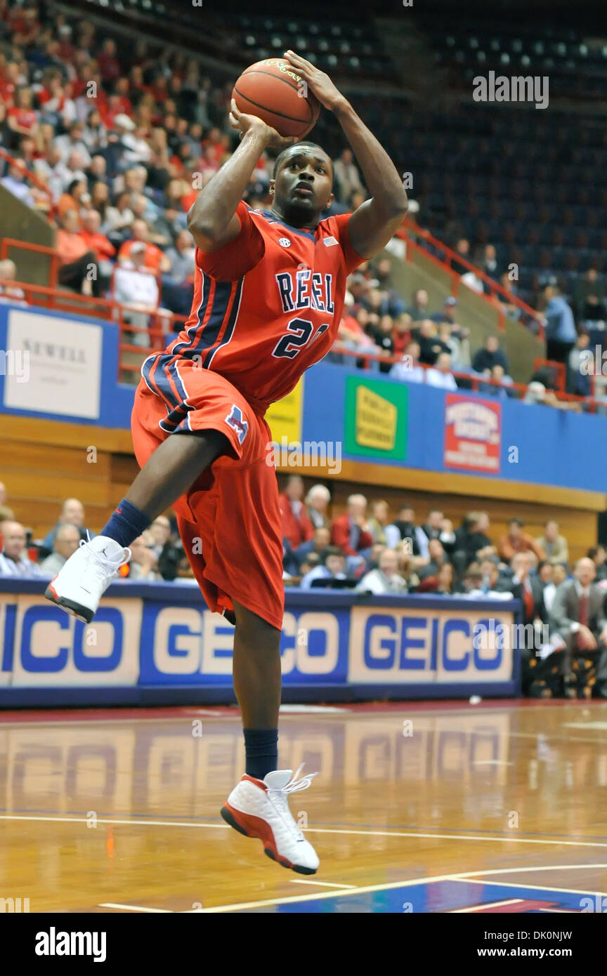 5 janvier 2011 - Dallas, Texas, États-Unis - les rebelles du Mississippi de l'avant court Steadman (15) disques durs au panier comme les rebelles Ole Miss laisse la SMU Mustangs 32-30 à la moitié au Moody Coliseum à Dallas, au Texas. (Crédit Image : © Steven Leija/global/ZUMAPRESS.com) Southcreek Banque D'Images