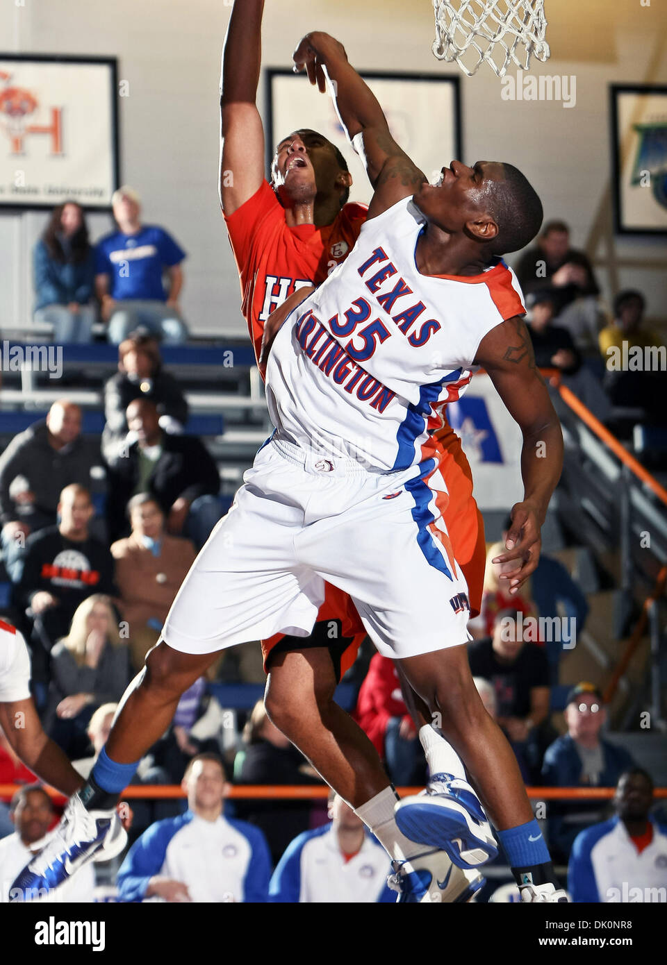 5 janvier 2011 - Arlington, Texas, United States of America - Texas-Arlington Mavericks avant Brandon Edwards (35) va jusqu'à un rebondissement dans le jeu entre l'UTA et le Houston Mavericks Huskies Baptiste a tenu à l'Université du Texas à Arlington Hall's Texas à Arlington, au Texas. Défaites l'UTA Houston Baptist 72 à 57. (Crédit Image : © Dan Wozniak/Southcreek Global/ZUMAPRESS.com Banque D'Images