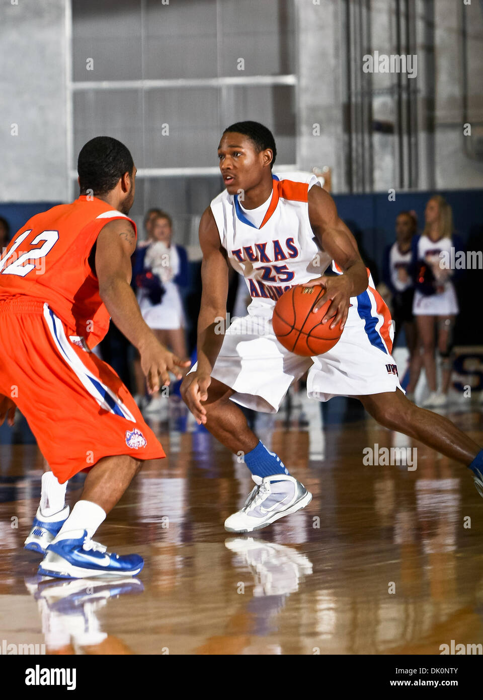 5 janvier 2011 - Arlington, Texas, United States of America - Texas-Arlington Mavericks guard Cameron Catlett (25) commence à entraîner par Houston Baptist garde Huskies Michael Moss (120 dans le jeu entre l'UTA et le Houston Mavericks Huskies Baptiste a tenu à l'Université du Texas à Arlington Hall's Texas à Arlington, au Texas. Défaites l'UTA Houston Baptist 72 à 57 (Crédit Image : © Banque D'Images