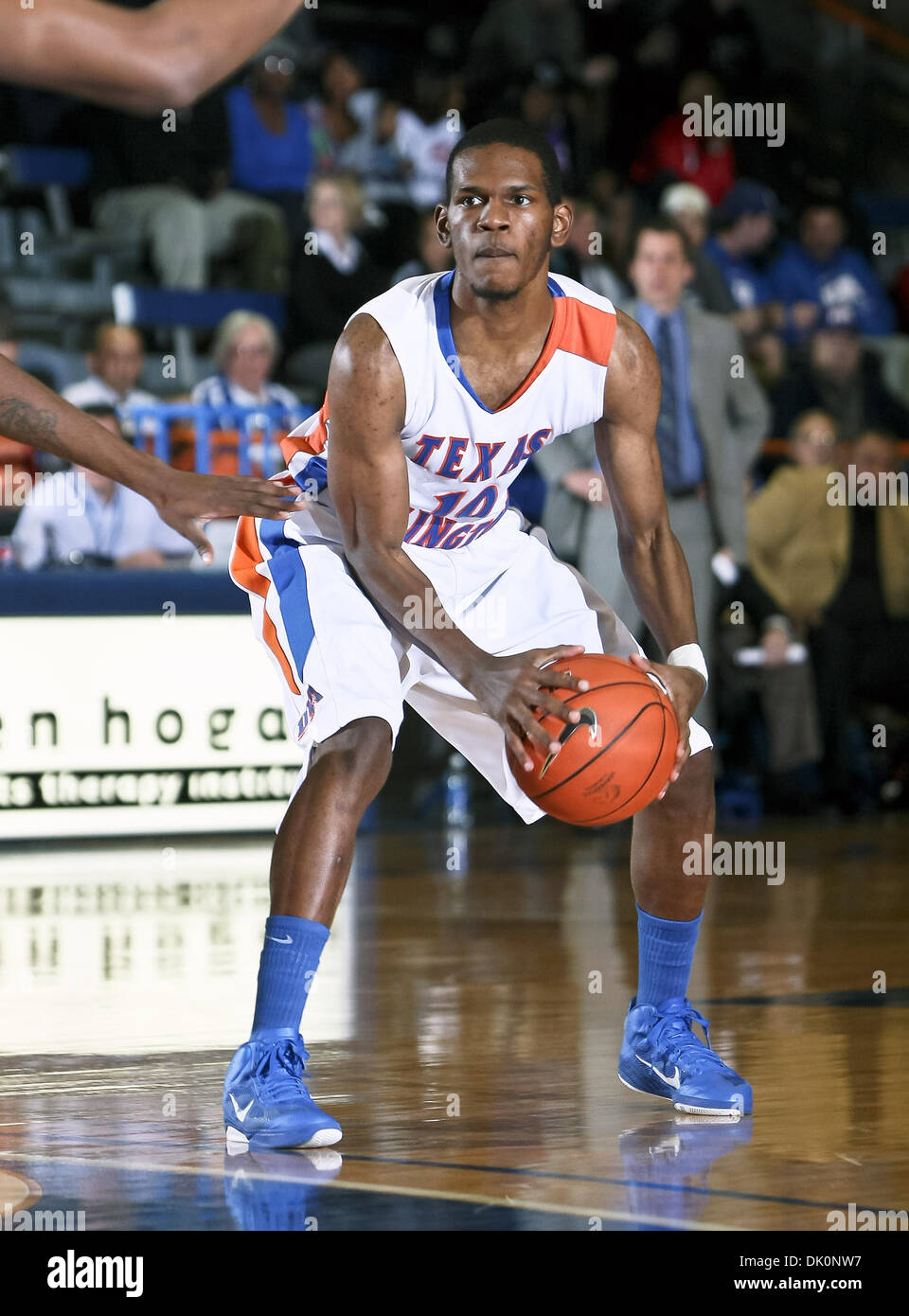 5 janvier 2011 - Arlington, Texas, United States of America - Texas-Arlington Mavericks guard Bradley Gay (10) s'apprête à passer le ballon dans le jeu entre l'UTA et le Houston Mavericks Huskies Baptiste a tenu à l'Université du Texas à Arlington Hall's Texas à Arlington, au Texas. Défaites l'UTA Houston Baptist 72 à 57 (Crédit Image : © Dan Wozniak/ZUMAPRESS.com) Southcreek/mondial Banque D'Images