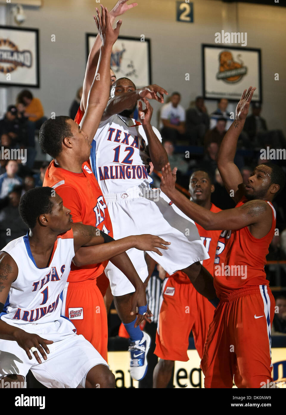 5 janvier 2011 - Arlington, Texas, United States of America - Texas-Arlington Mavericks guard Shaquille White-Miller (12) passe le ballon à deux défenseurs dans le jeu entre l'UTA et le Houston Mavericks Huskies Baptiste a tenu à l'Université du Texas à Arlington Hall's Texas à Arlington, au Texas. Défaites l'UTA Houston Baptist 72 à 57 (Crédit Image : © Dan Wozniak/Southcreek Glo Banque D'Images