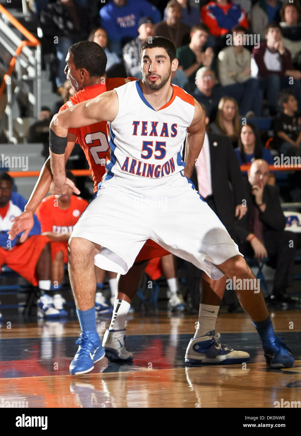 5 janvier 2011 - Arlington, Texas, United States of America - Texas-Arlington Mavericks avant Jordan Reves (55) bloque un joueur dans le jeu entre l'UTA et le Houston Mavericks Huskies Baptiste a tenu à l'Université du Texas à Arlington Hall's Texas à Arlington, au Texas. Défaites l'UTA Houston Baptist 72 à 57 (Crédit Image : © Dan Wozniak/ZUMAPRESS.com) Southcreek/mondial Banque D'Images