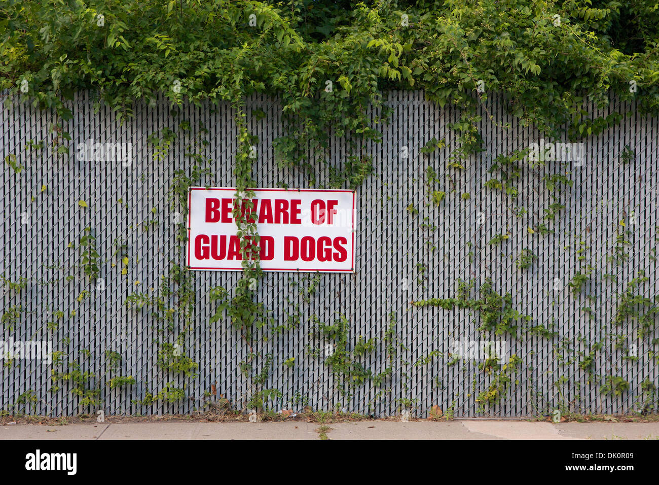 Panneau d'avertissement "Attention aux chiens de garde' monté sur une