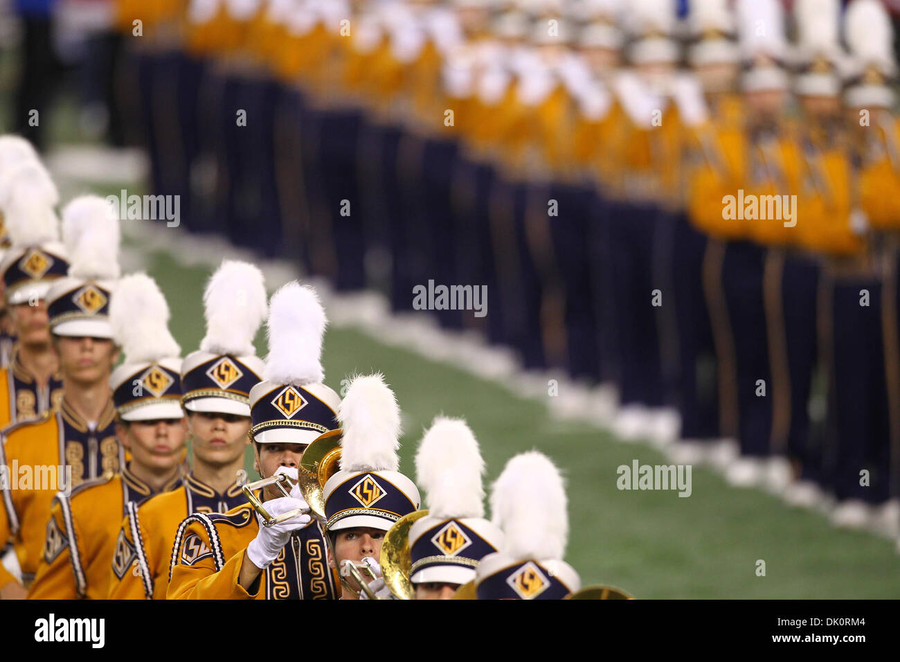 Le 7 janvier, 2011 - Arlington, Texas, United States of America - Marching Band LSU exécuter une routine arborant. Le # 11 LSU Tigers à l'encontre de l'# 18 Texas A&M Aggies 41-24 dans l'AT&T 2010 Cotton Bowl à Dallas Cowboys Stadium à Arlington, au Texas. (Crédit Image : © Anthony Vasser/ZUMAPRESS.com) Southcreek/mondial Banque D'Images