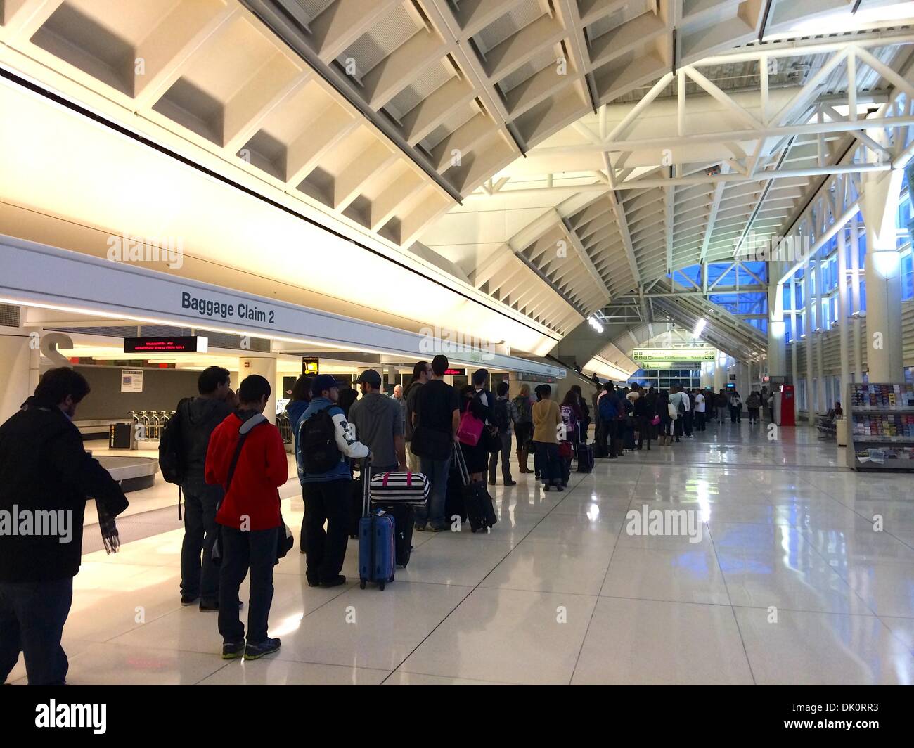 De longues lignes au contrôle de sécurité à l'aéroport de l'Ontario, en Californie. Banque D'Images