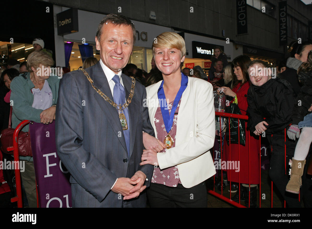 Bromley, Royaume-Uni. 1er décembre 2013. Le maire de Bromley avec sa fille à Bromley High Street avant après la mise sur les lumières de Noël. Credit : Keith Larby/Alamy Live News Banque D'Images