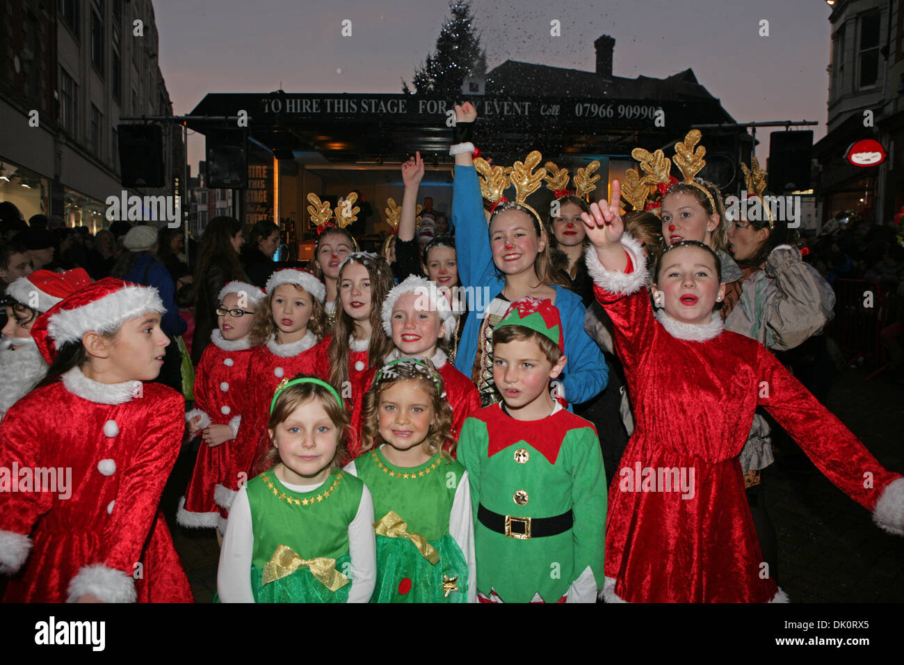 Bromley, Royaume-Uni. 1er décembre 2013. Santas little aides à Bromley High Street. Credit : Keith Larby/Alamy Live News Banque D'Images