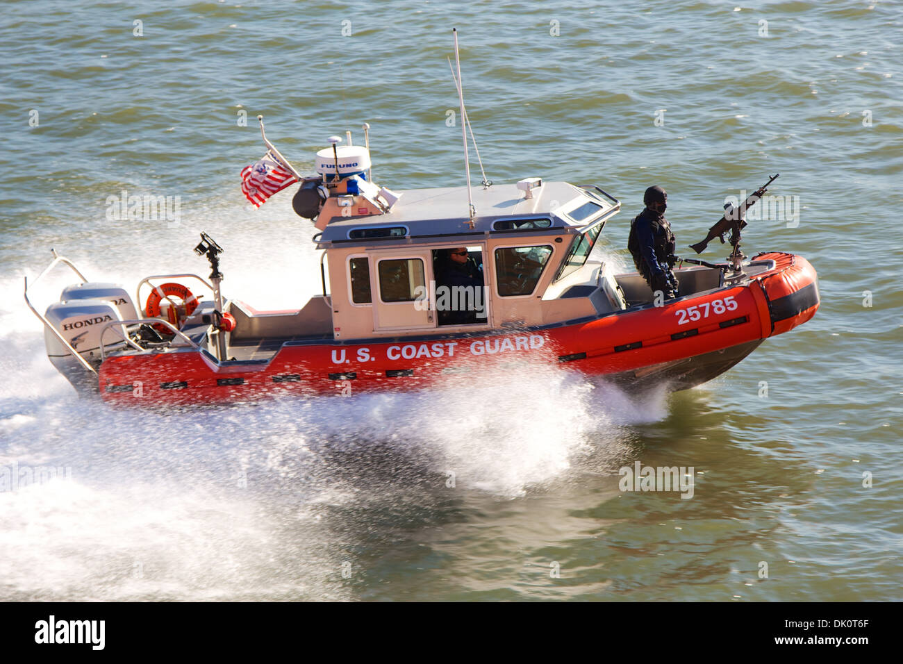 Navire de patrouille de la Garde côtière des États-Unis sur les eaux au large de Manhattan à New York, NY, USA. Banque D'Images