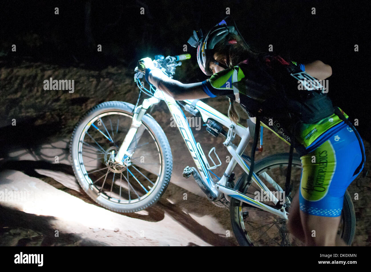 09 octobre 2010 - Moab, Utah, États-Unis - JARI KIRKLAND pousse son vélo de la côte de sable dans les 24 heures de course d'endurance de Moab. (Crédit Image : © Braden/ZUMAPRESS.com) Gunem Banque D'Images