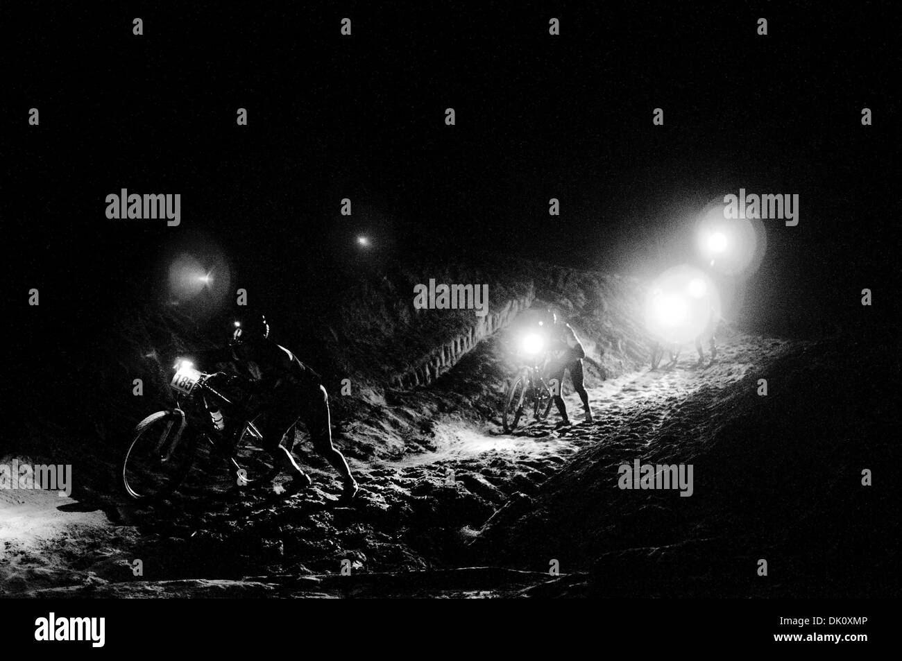 09 octobre 2010 - Moab, Utah, États-Unis - Riders pousser vers le haut la côte de sable dans l'obscurité ou les 24 heures de course d'endurance de Moab. (Crédit Image : © Braden/ZUMAPRESS.com) Gunem Banque D'Images