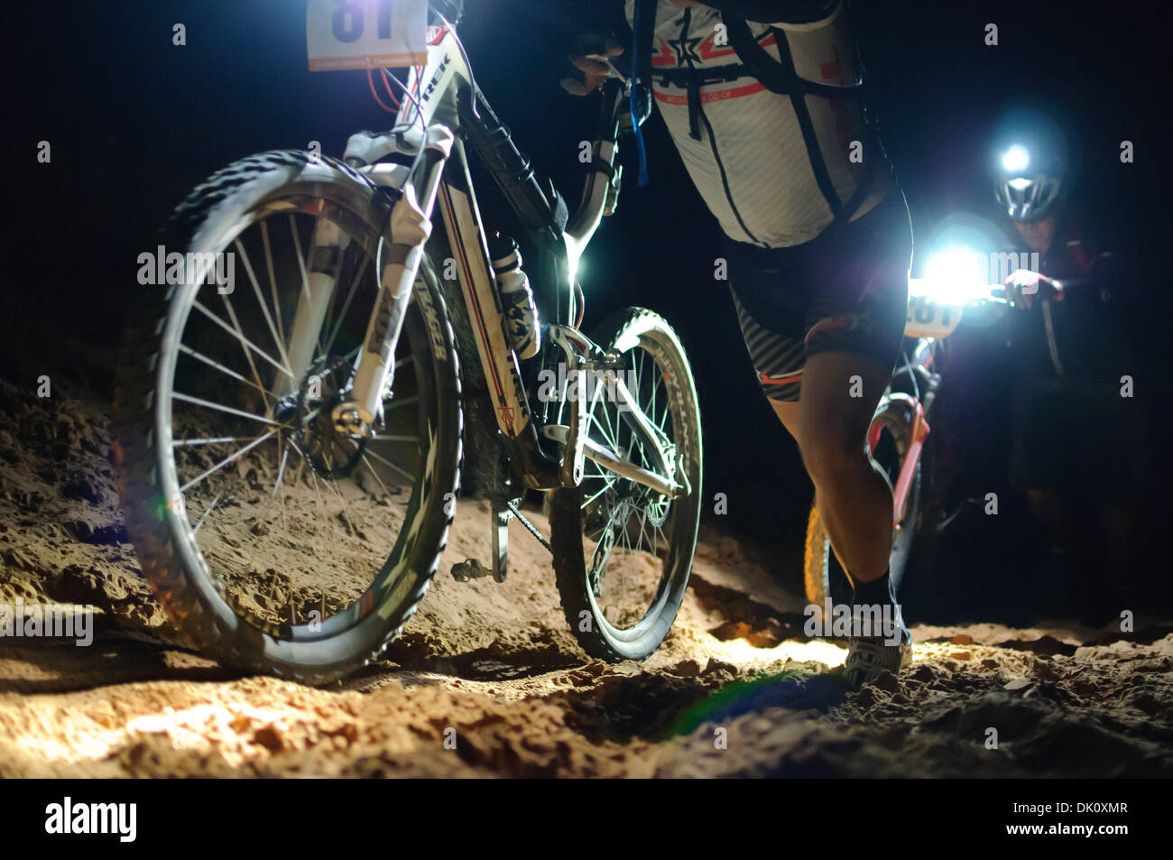 09 octobre 2010 - Moab, Utah, États-Unis - Riders pousser vers le haut la côte de sable dans l'obscurité ou les 24 heures de course d'endurance de Moab. (Crédit Image : © Braden/ZUMAPRESS.com) Gunem Banque D'Images