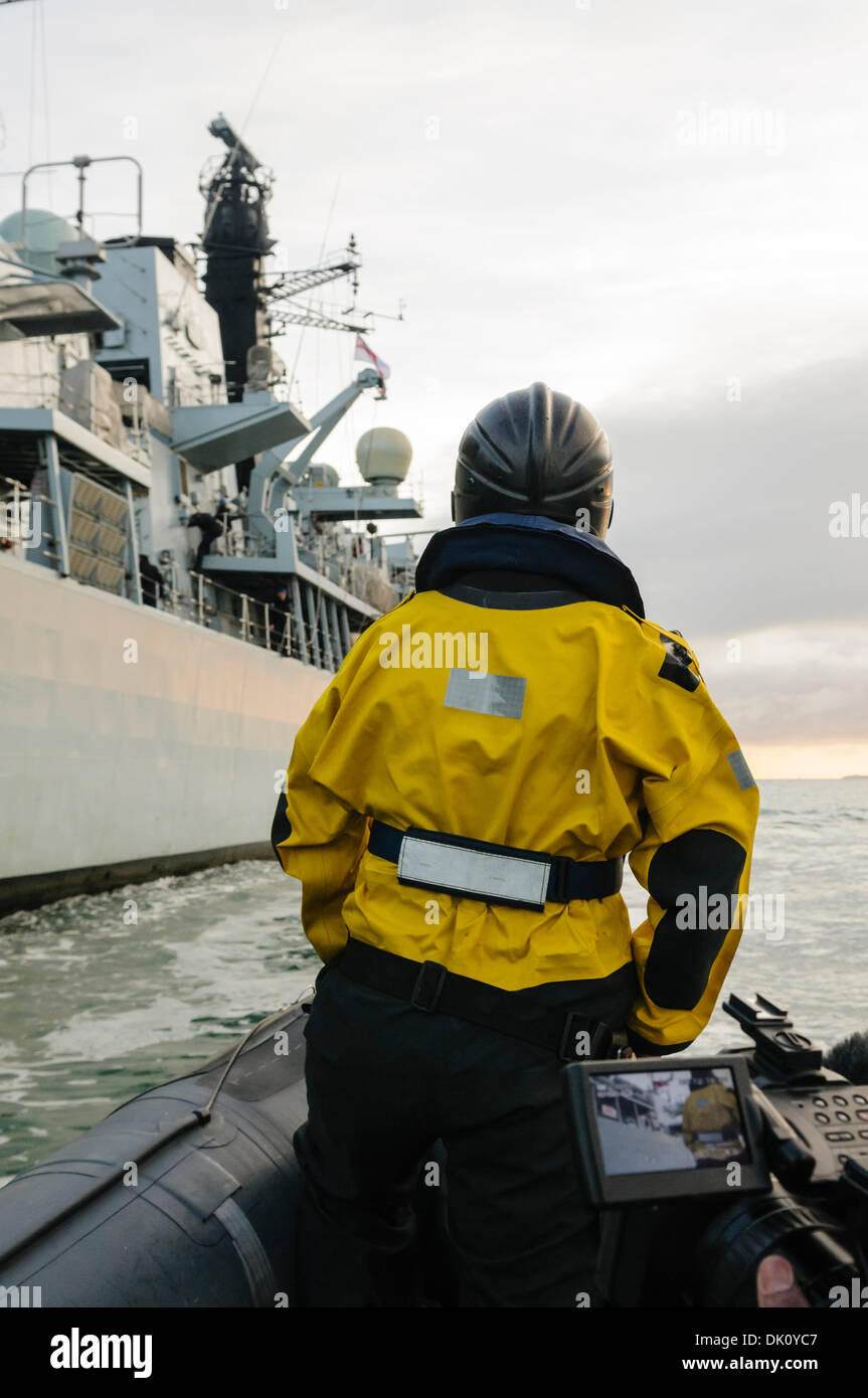 Belfast, Irlande du Nord. 30 Nov 2013 - Une poursuite côte de HMS Monmouth s'approche du navire. Crédit : Stephen Barnes/Alamy Live News Banque D'Images