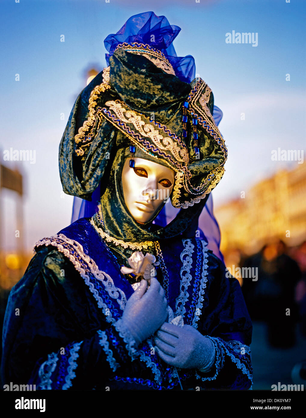 En participant à l'assemblée annuelle de costumes de carnaval masqué, Venise, Italie, Europe Banque D'Images