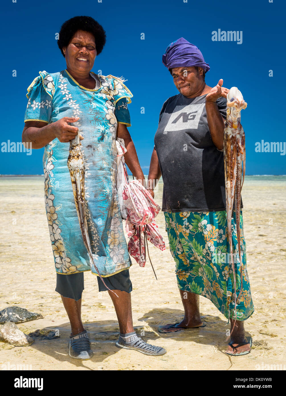 Deux femmes qui retournent avec leurs prises d'octopus, Viti Levu, Fidji Banque D'Images
