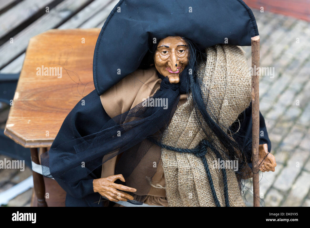 Petite figure d'un traditionnel italien, Befana vieille femme ou une sorcière qui apporte des cadeaux pour les enfants à Noël, Rome, Italie Banque D'Images