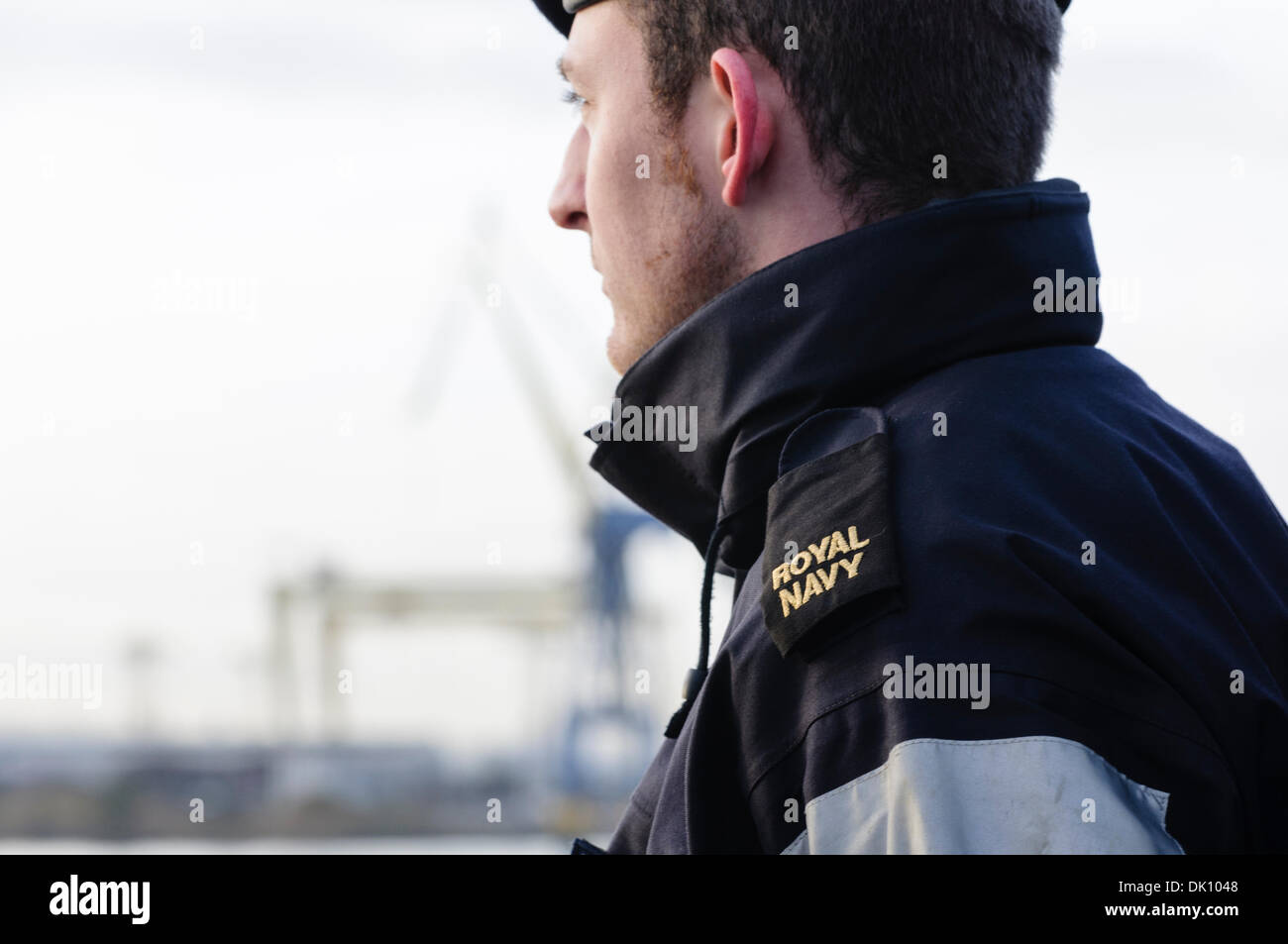 Belfast, Irlande du Nord. 30 Nov 2013 - Un marin de la Marine royale donne sur le port de Belfast Crédit : Stephen Barnes/Alamy Live News Banque D'Images