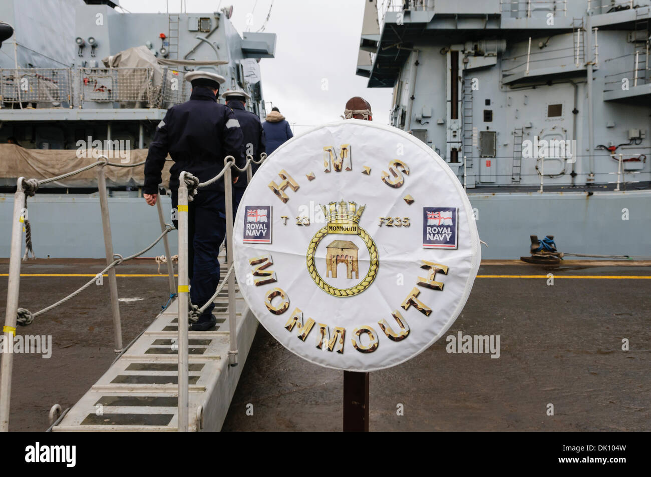 Belfast, Irlande du Nord. 30Th Nov 2013 - Insignes pour HMS Monmouth, une frégate de la Marine royale type 23 au fond d'une passerelle Crédit : Stephen Barnes/Alamy Live News Banque D'Images