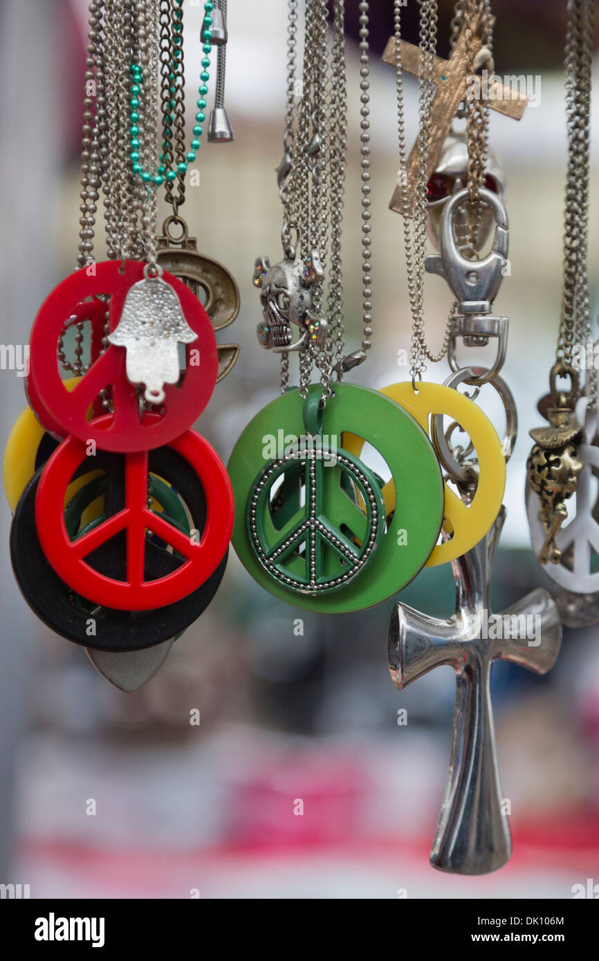 Colliers modernes avec les signes de paix en vente à la Porta Portese, Via Portuense, marché aux puces à Trastevere, Rome, Italie Banque D'Images