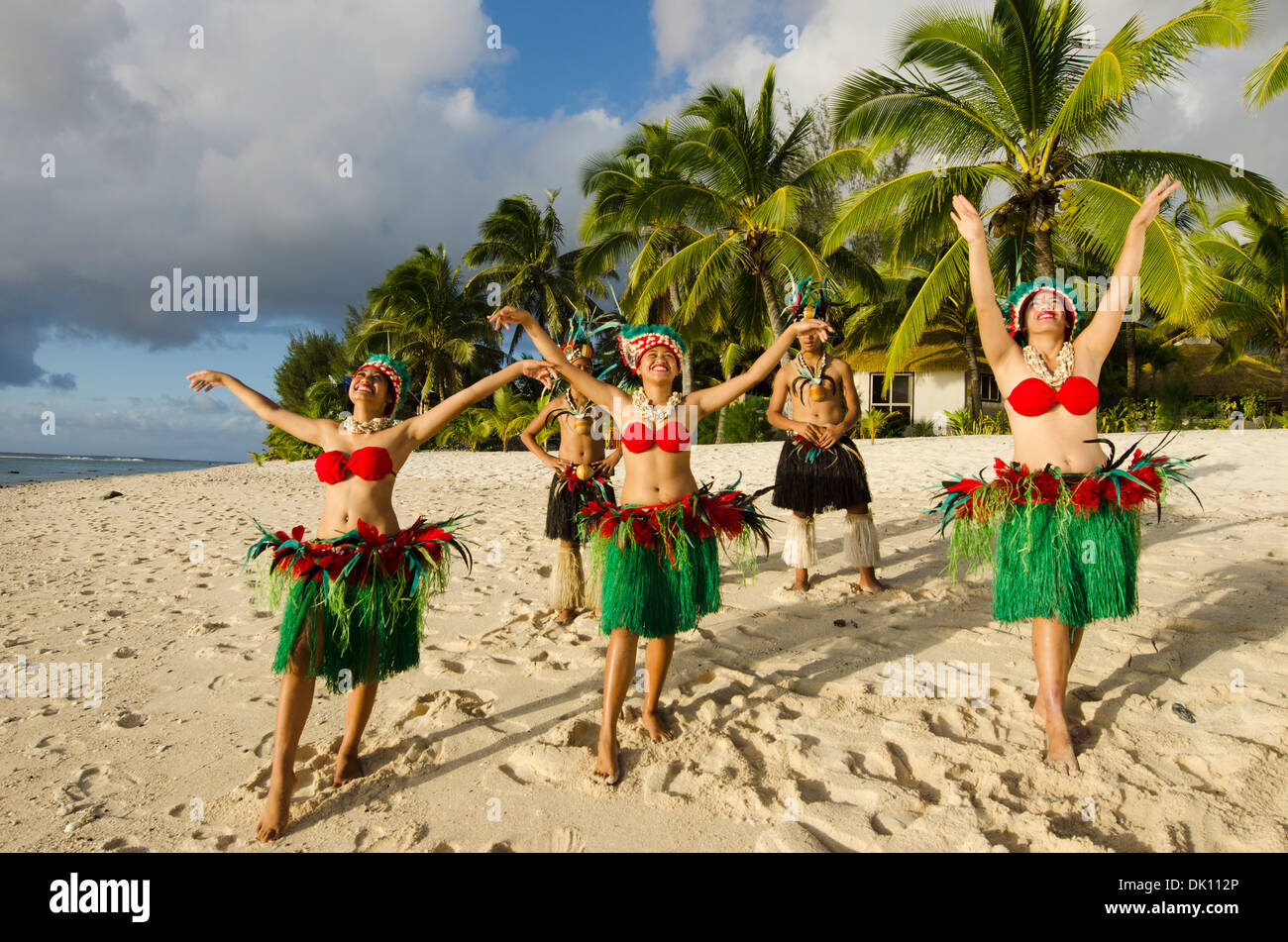 L Ile Du Pacifique Polynesien Groupe De Danse Tahitienne En Costumes Colores Dansant Sur La Plage De L Ile Tropicale Photo Stock Alamy