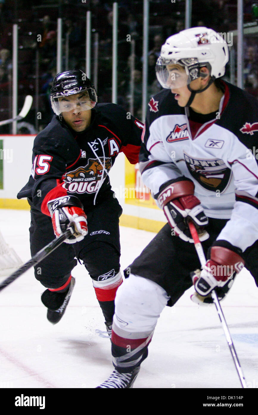 11 janvier 2011 - Vancouver, Colombie-Britannique, Canada - les Cougars # 15 Charles Inglis tente d'obtenir de la rondelle avant Giants # 19 Nathan Burns géants sont en tête avec un score de 4-1 après la première période, pendant le match mardi soir au Pacific Coliseum. (Crédit Image : © James Healey/ZUMAPRESS.com) Southcreek/mondial Banque D'Images