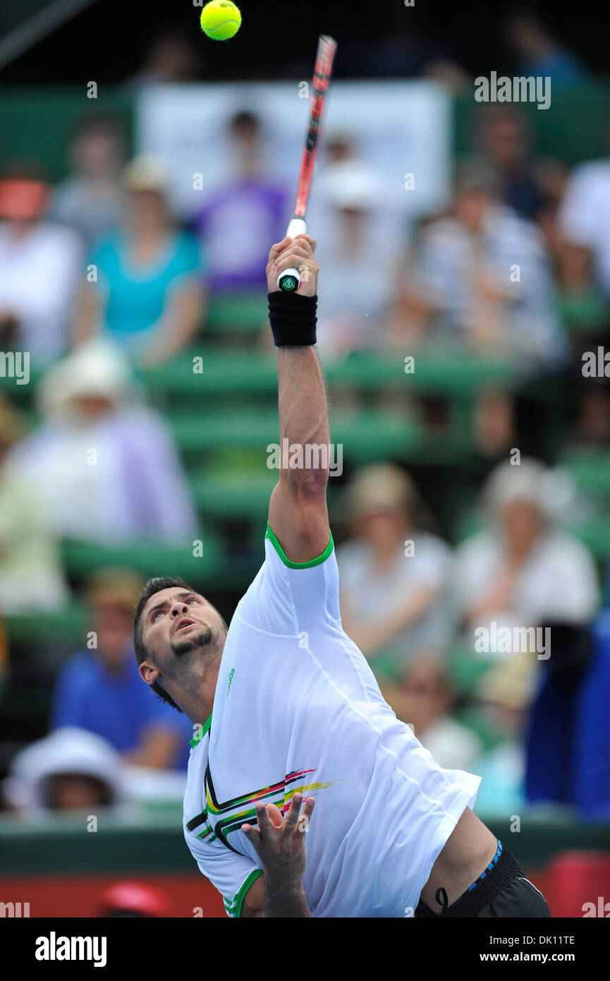 12 janvier 2011 - Melbourne, Victoria, Australie - Fernando Verdasco (ESP) frappe un servir dans un match contre GAEL MONFILS (FRA) le premier jour de l'AAMI 2011 Classic à Kooyong Tennis Club à Melbourne, Australie. (Crédit Image : © basse Sydney/global/ZUMAPRESS.com) Southcreek Banque D'Images