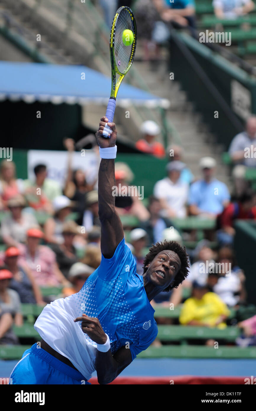 12 janvier 2011 - Melbourne, Victoria, Australie - Gael Monfils (FRA) frappe un servir dans un match contre Fernando Verdasco (ESP) le premier jour de l'AAMI 2011 Classic à Kooyong Tennis Club à Melbourne, Australie. (Crédit Image : © basse Sydney/global/ZUMAPRESS.com) Southcreek Banque D'Images