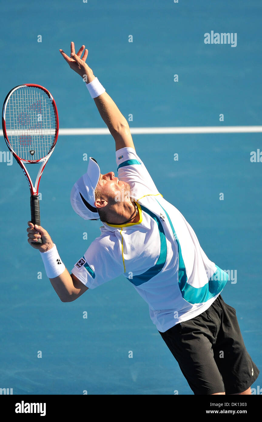 14 janvier 2011 - Melbourne, Victoria, Australie - Lleyton Hewitt (AUS) frappe un servir dans un match contre Nikolay Davydenko (RUS) sur la troisième journée de l'AAMI 2011 Classic à Kooyong Tennis Club à Melbourne, Australie. (Crédit Image : © basse Sydney/global/ZUMAPRESS.com) Southcreek Banque D'Images