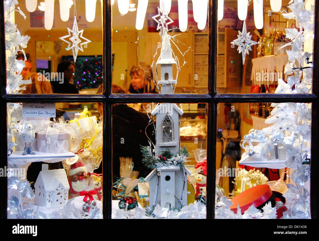 Affichage de vitrine de Noël sur le carrousel des chocolats dans Hebden, Bakewell, Peak District, Derbyshire, Royaume-Uni Banque D'Images