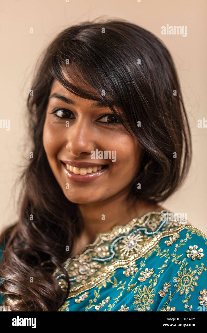 Portrait Portrait d'une belle femme indienne en souriant. Banque D'Images