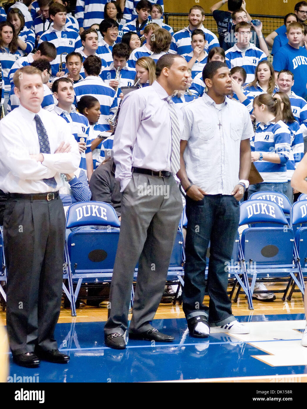 15 janvier 2011 - Durham, Caroline du Nord, États-Unis - Duke Blue Devils guard Kyrie Irving (1)droit et assistant entraîneur Chris Duke. Carawell Duc bat Virginie 76-60 à Cameron Indoor Stadium (crédit Image : © Mark Abbott Global/ZUMAPRESS.com)/Southcreek Banque D'Images