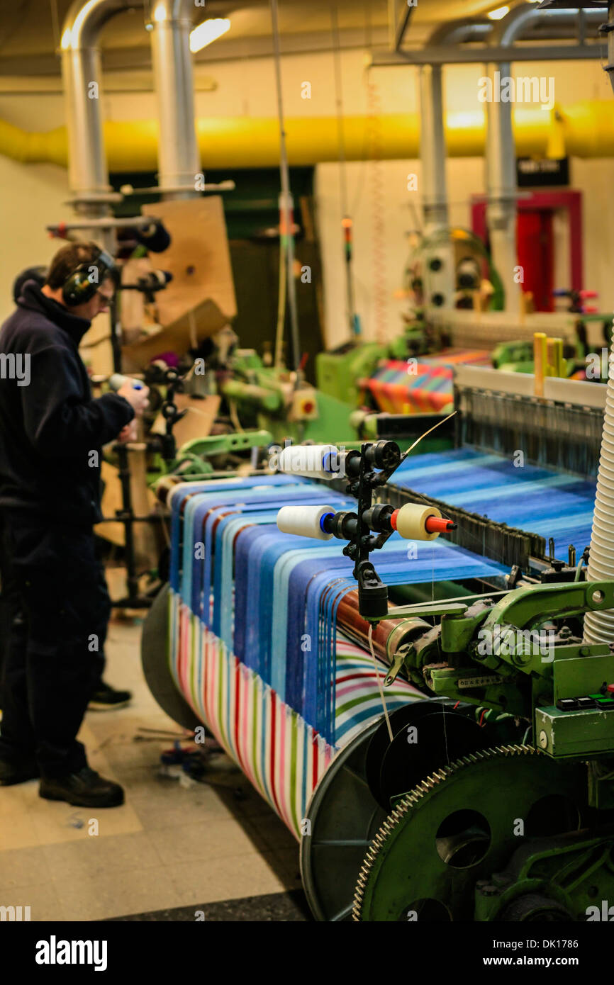 Machine de tissage moderne produisant des elaberate textiles à motifs pour les marchés mondiaux Banque D'Images