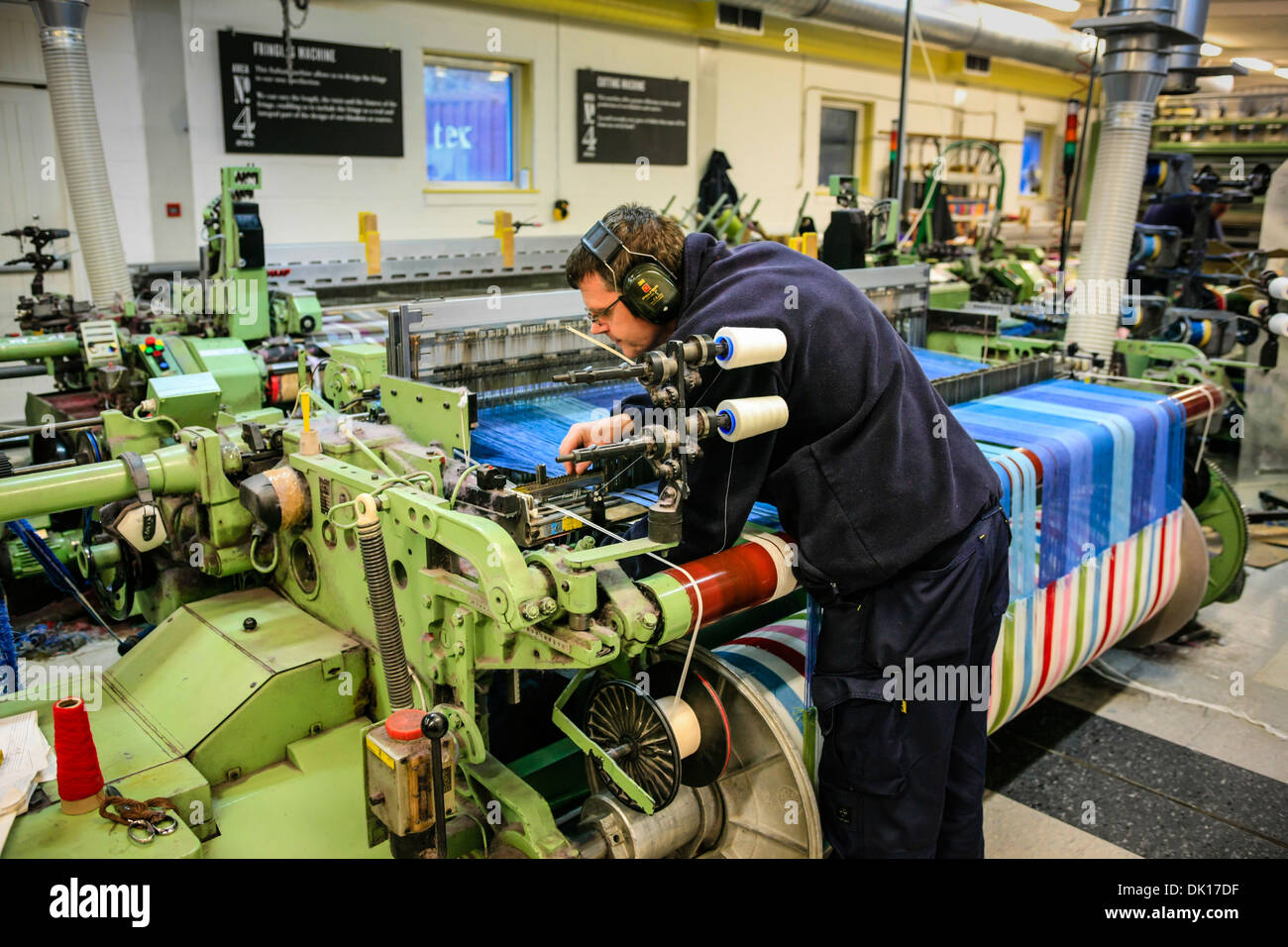 Machine de tissage moderne produisant des elaberate textiles à motifs pour les marchés mondiaux Banque D'Images