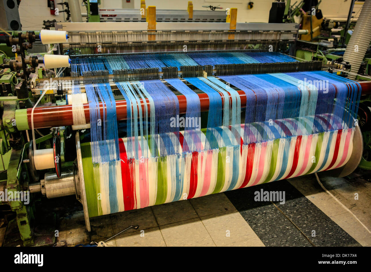 Machine de tissage moderne produisant des elaberate textiles à motifs pour les marchés mondiaux Banque D'Images