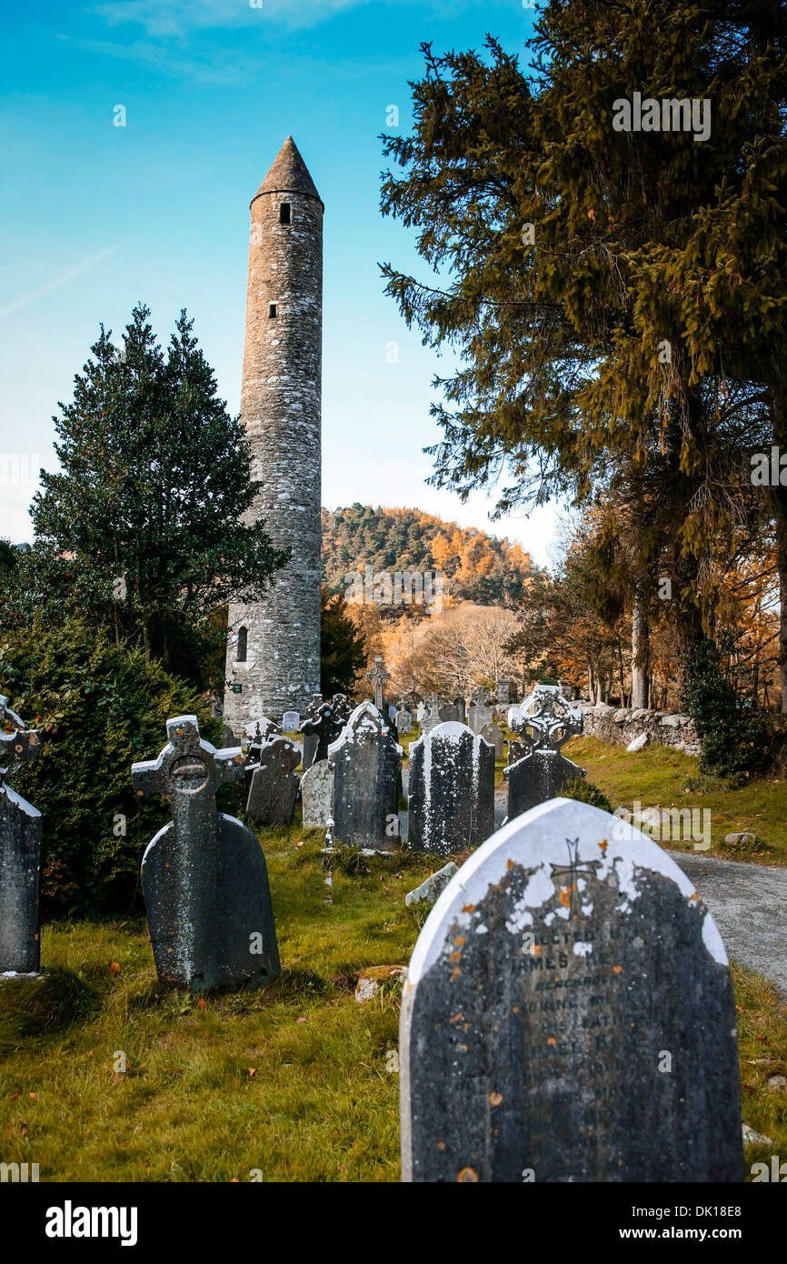 La Cathédrale et le cimetière de Glendalough dans le comté de Wicklow, Irlande Banque D'Images