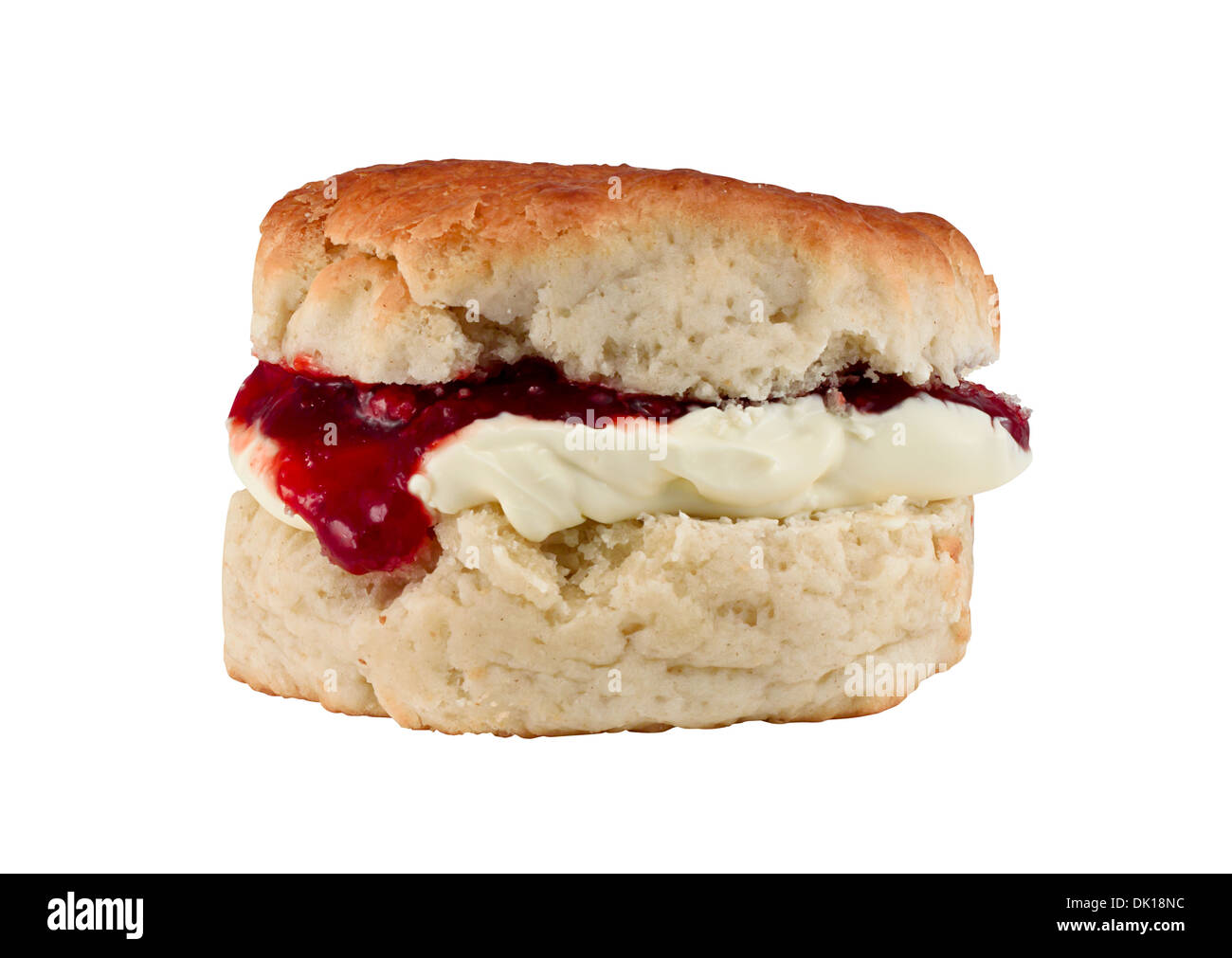 Scone traditionnel avec de la crème caillée et confiture de fraise souvent servi de thé l'après-midi isolated on white Banque D'Images