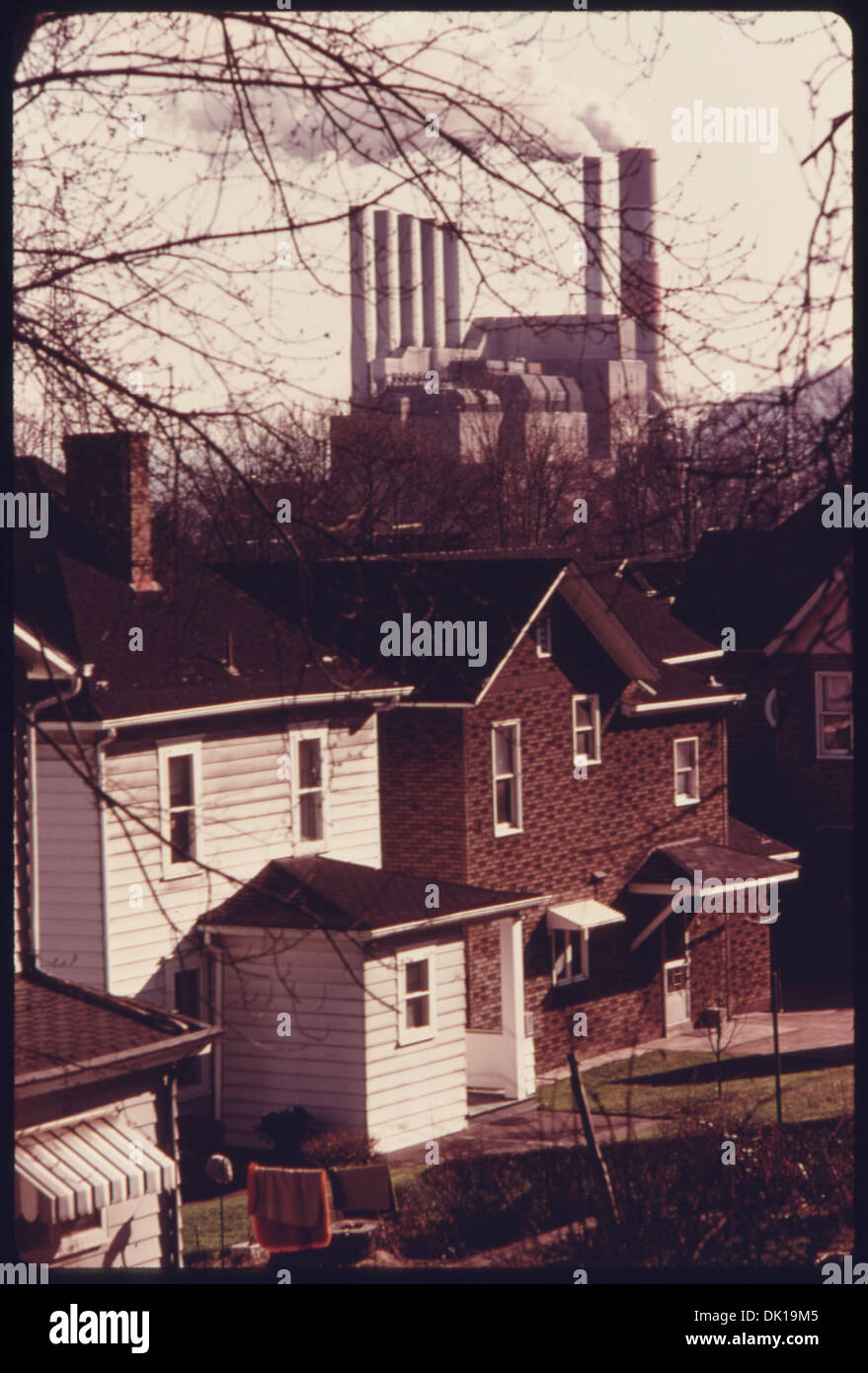 De la fumée s'élève des étages de la centrale Phillips, propriété de la Duquesne Light Company et située le long de la rivière Ohio, mettant en valeur l'impact industriel sur l'environnement. Banque D'Images