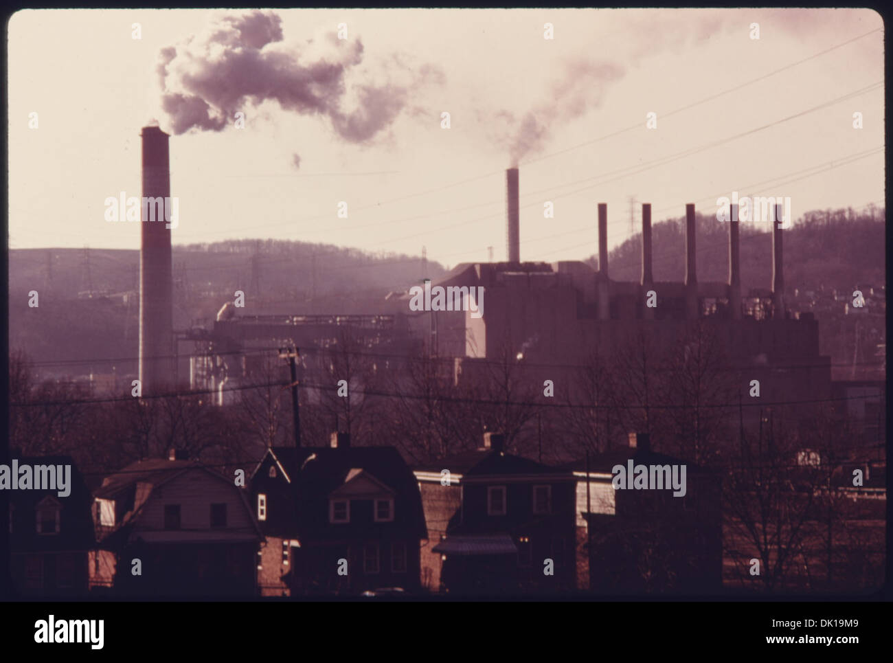 De la fumée s'échappe des cheminées de la Phillips Power Station, propriété de la Duquesne Light Company et située le long de la rivière Ohio. Cette centrale a contribué au développement industriel de la région et aux besoins énergétiques de la population croissante. Banque D'Images
