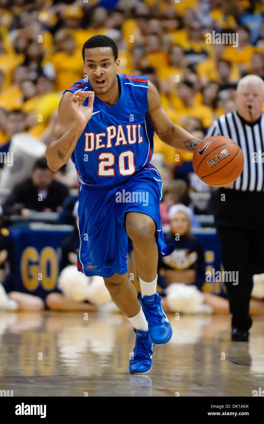 18 janvier 2011 - Milwaukee, Wisconsin, États-Unis - Garde côtière canadienne DePaul Brandon Young (20) apporte la balle upcourt pendant le jeu entre le Marquette Golden Eagles et les démons à la DePaul Blue Bradley Center de Milwaukee, WI. Marquette défait 94-64 DePaul. (Crédit Image : © John Rowland/ZUMAPRESS.com) Southcreek/mondial Banque D'Images