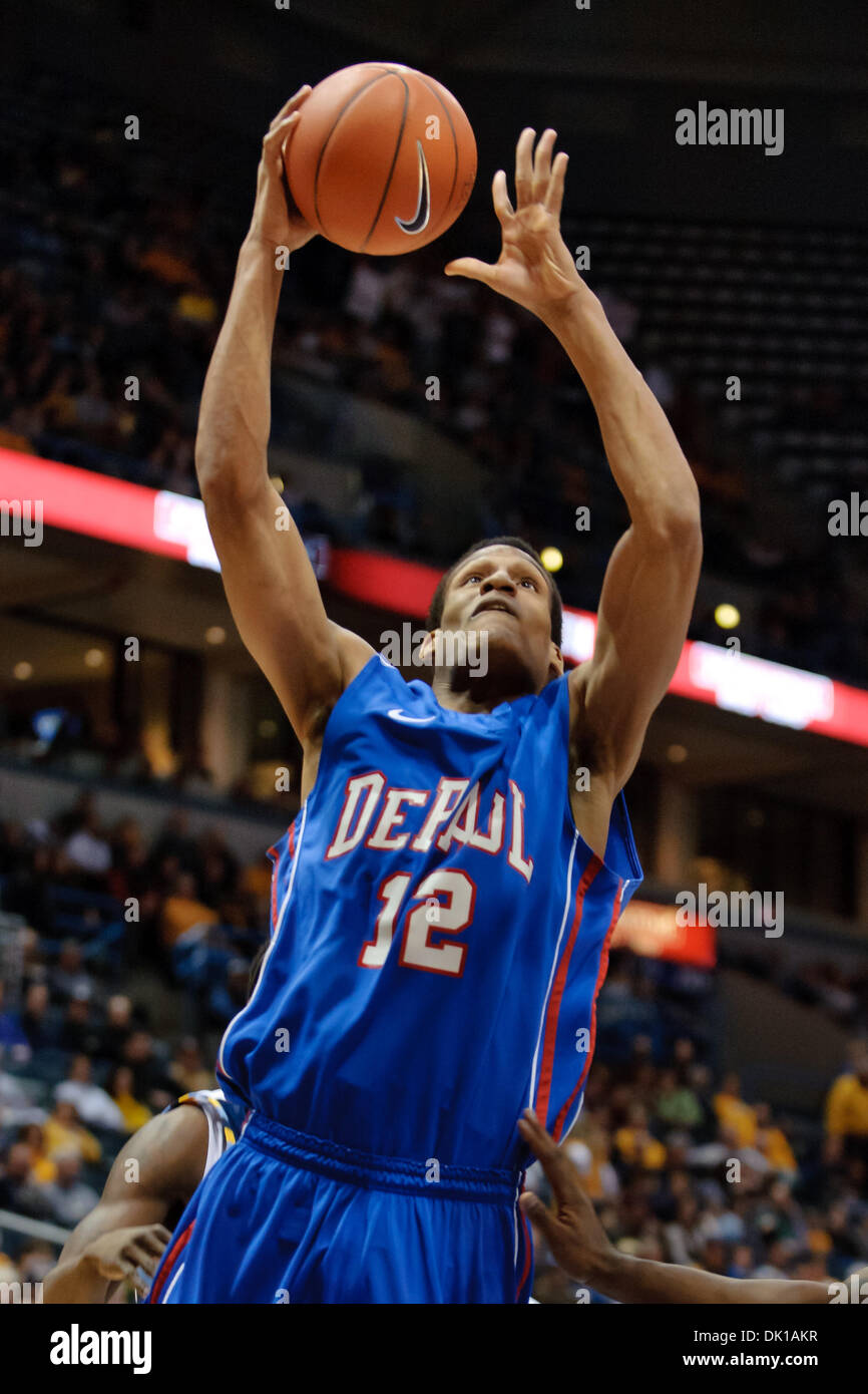 18 janvier 2011 - Milwaukee, Wisconsin, États-Unis - Cleveland avant DePaul Melvin (12) va jusqu'à la forte panier pour le score pendant le jeu entre le Marquette Golden Eagles et les démons à la DePaul Blue Bradley Center de Milwaukee, WI. Marquette défait 94-64 DePaul. (Crédit Image : © John Rowland/ZUMAPRESS.com) Southcreek/mondial Banque D'Images