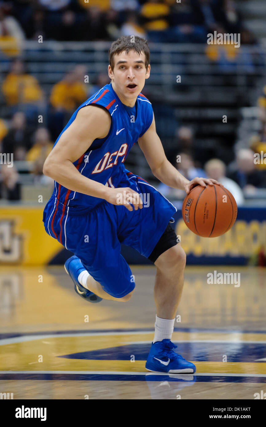 18 janvier 2011 - Milwaukee, Wisconsin, États-Unis - Garde côtière canadienne Michael Bizoukas DePaul (0) DRIBBLE upcourt pendant le jeu entre le Marquette Golden Eagles et les démons à la DePaul Blue Bradley Center de Milwaukee, WI. Marquette défait 94-64 DePaul. (Crédit Image : © John Rowland/ZUMAPRESS.com) Southcreek/mondial Banque D'Images