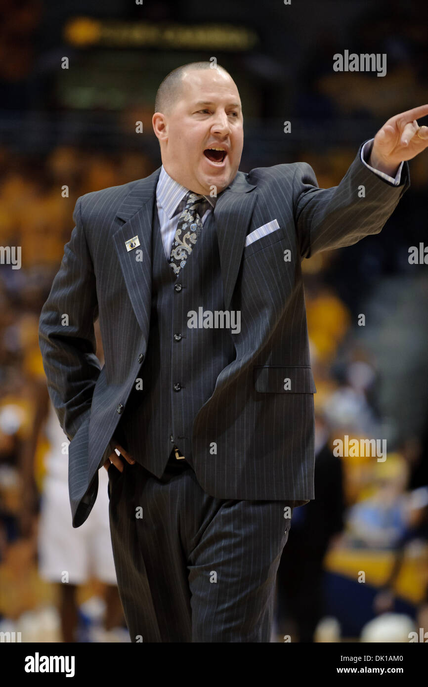 18 janvier 2011 - Milwaukee, Wisconsin, États-Unis - Marquette entraîneur en chef Buzz Williams pendant le jeu entre le Marquette Golden Eagles et les démons à la DePaul Blue Bradley Center de Milwaukee, WI. Marquette défait 94-64 DePaul. (Crédit Image : © John Rowland/ZUMAPRESS.com) Southcreek/mondial Banque D'Images